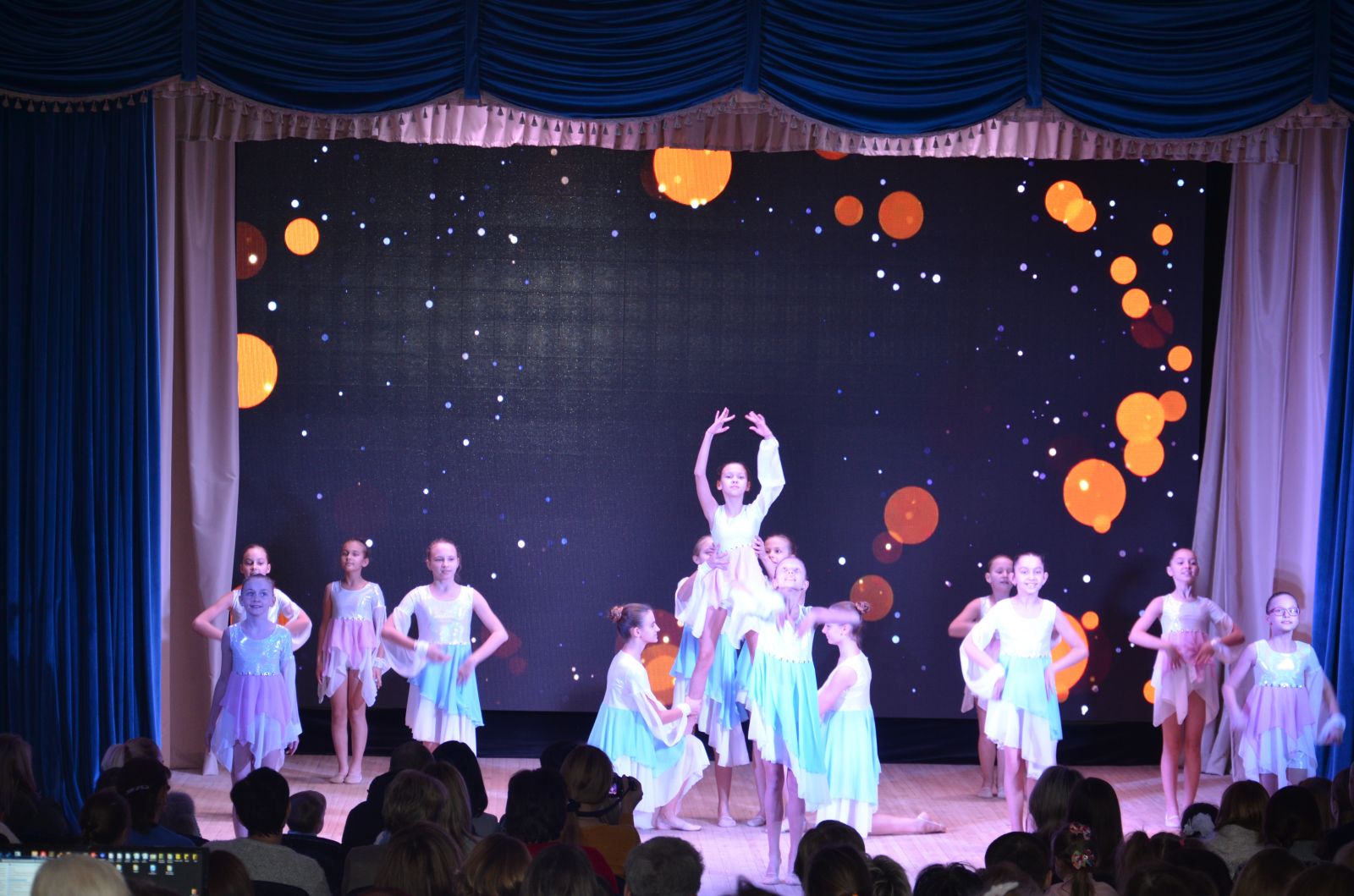 «лето под книжным зонтиком»- развлекательная программа анонс. диво дети аксай. праздники аксай. акса́й день города. городской парк культуры и отдыха, аксай.